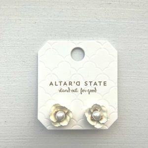 White Pearl Flower Studd Earrings